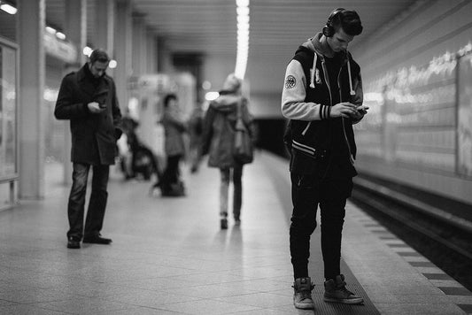 Сам сред хиляди – парадоксът на градския живот